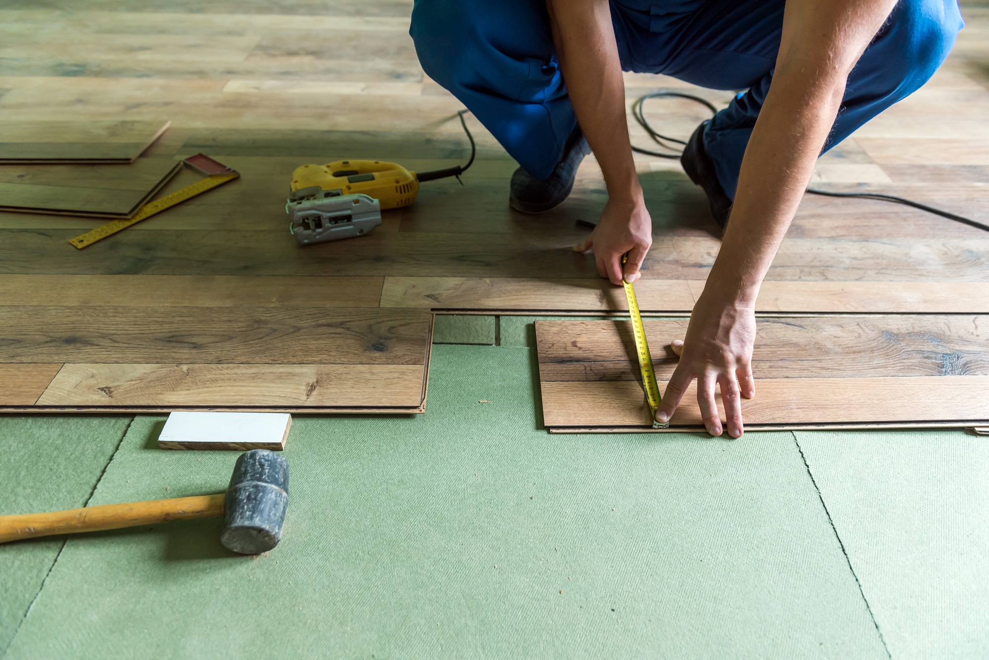 worker install the laminate floor